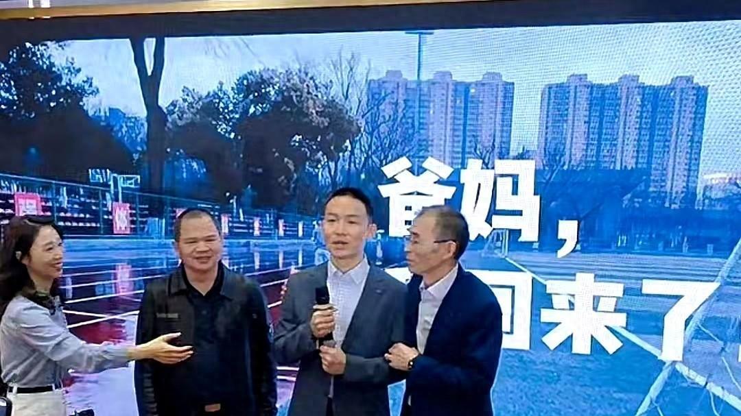 阔别25年，谢浩男摘下口罩亮相回家宴，寻子英雄杜小华心酸落泪
