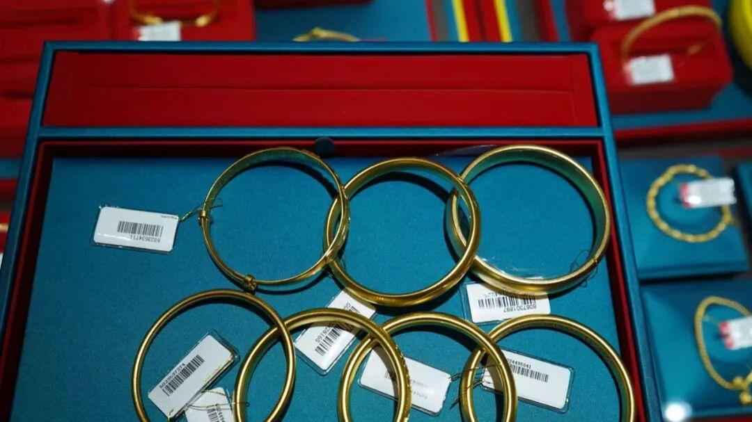 女子一口气购买130克黄金！店主报警......