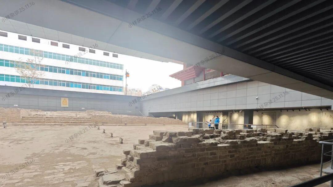 沈阳某商场内复建了一座木质努尔哈赤汗王宫