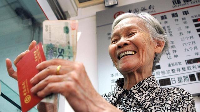25年养老再升级，可多领三笔钱，每月高达1743元，惠及1.8亿百姓
