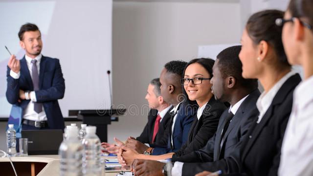 领导见你就烦？学会这三板斧，他再横也拿你没办法！