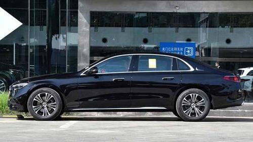 新车新增副驾座椅记忆油耗调整，2025款改款奔驰E级实车到店