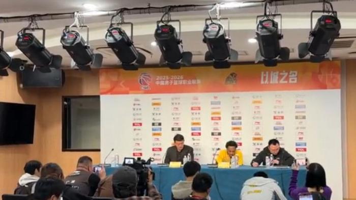 33岁顶薪打潜力赛，发布会开完了比赛还在打，CBA这回属实把自己玩明白了