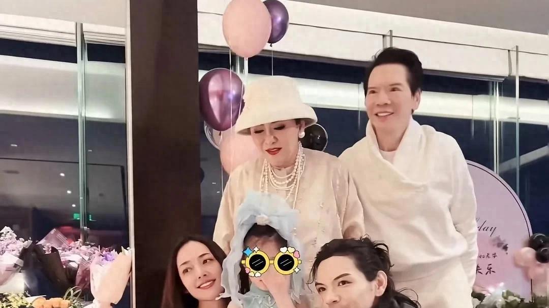 郭碧婷和婆婆庆生，Cora坐爷爷腿上，75岁向华强被孙女哄得好开心