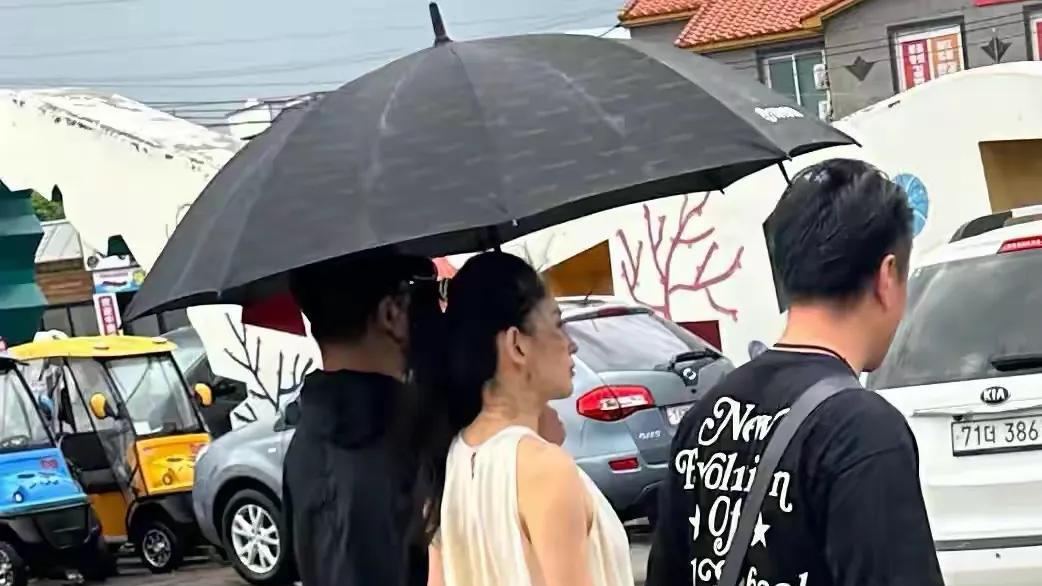 新疆偶遇汪峰森林北，二人小餐馆吃饭也甜蜜，就像热恋中的小情侣