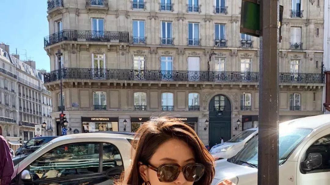 入秋后才发现：今年适合穿“毛衣+阔腿裤”，中年女性穿大方出挑