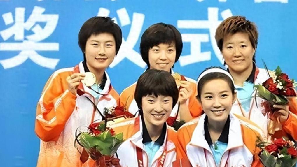 国乒第一美女36岁仍美艳动人，嫁大9岁国乒名帅，今开球馆当老板