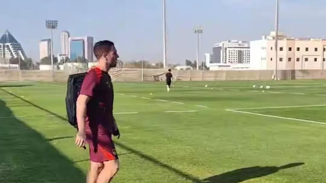 塞鸟“压哨”完成归化，与海港队国脚同机抵达迪拜