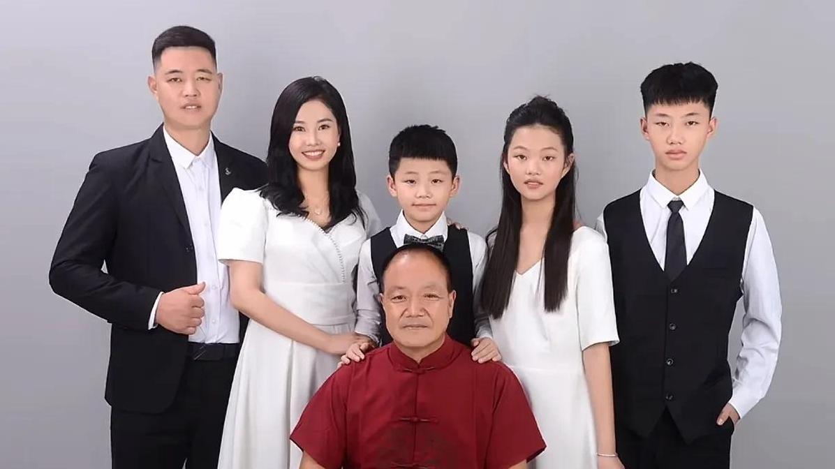 现实中的《搭错车》：杨妞花与哑巴养父的命运交织