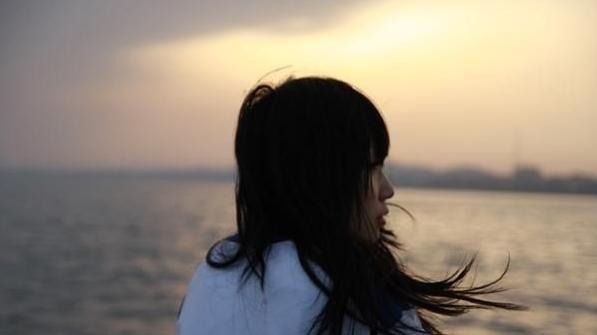 年华一瞬间纤转, 苍凉了容颜。