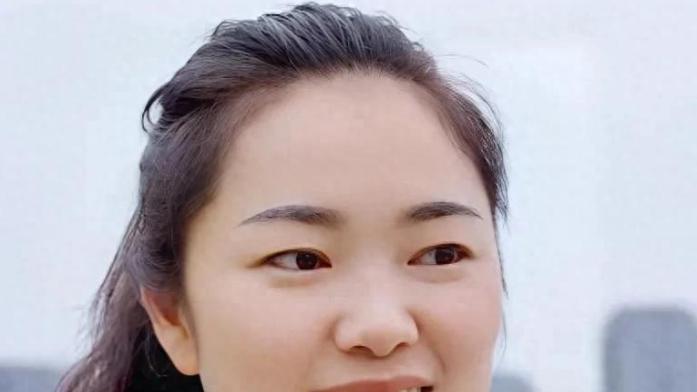 农家小妞：小妞意外摔伤住院，画面让人心疼，网友直言：好好休息
