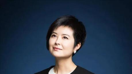 她曾是央视一枝花，嫁李铁为妻后辞职，如今靠投资身家过亿