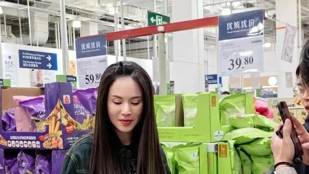 58岁李若彤超市街拍惊艳全场！背头露脐装秒变“冻龄女神”，网友：这状态绝了！