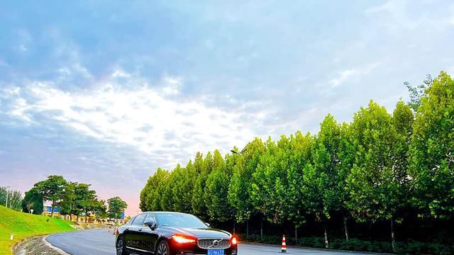 90后的第一辆车选择S90是什么体验
