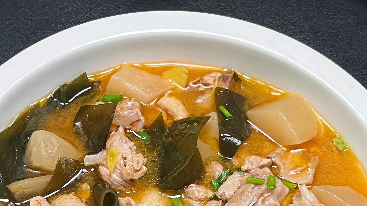 酸萝卜老鸭汤是一道汤色澄亮、酸鲜开胃的经典川渝炖品，非常适合夏秋季节清热去燥，秋冬季节暖身滋补