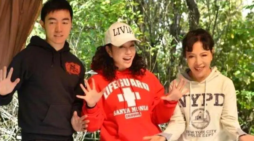 73岁刘晓庆和68岁妹妹出游！妹妹已老成奶奶了，她扎麻花辫像少女