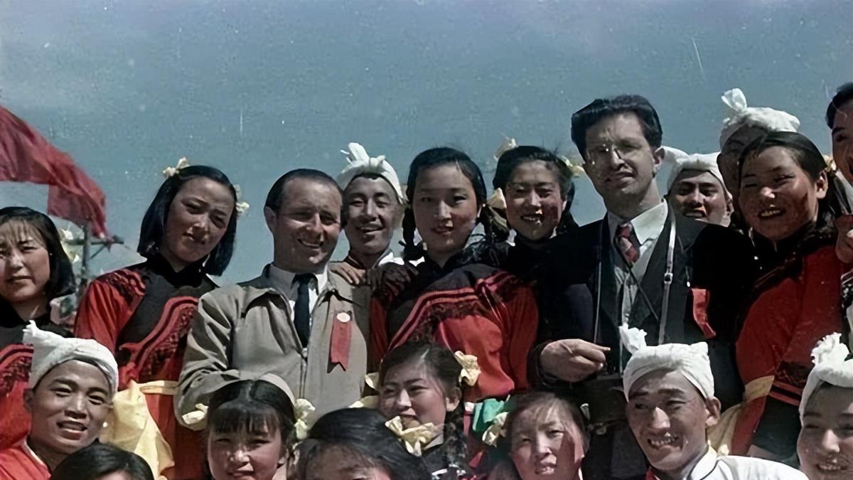 彩色照片：1949年新中国开国大典上的人民群众