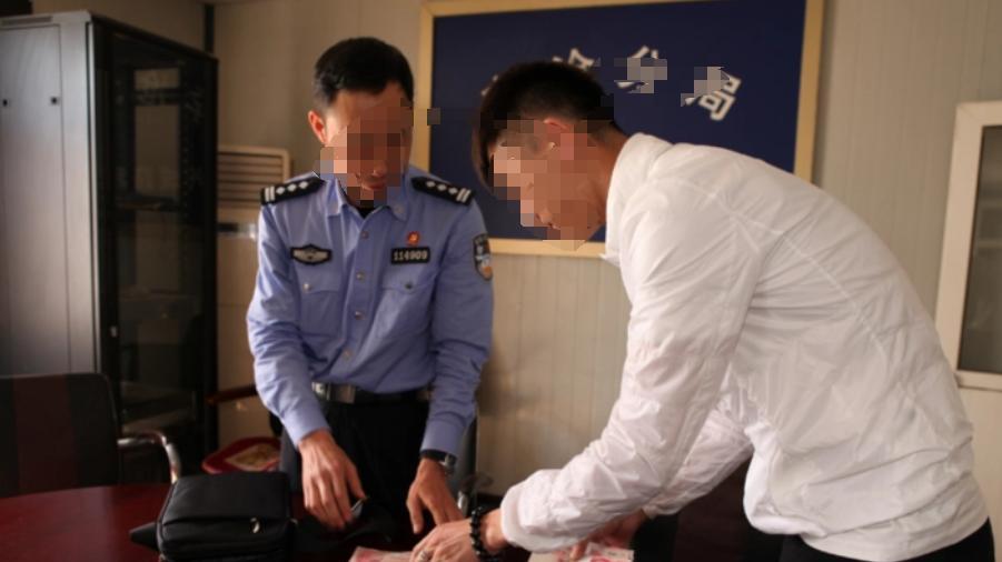 男子下班捡22万现金，报警将钱归还，失主说少了5万！法院判了！