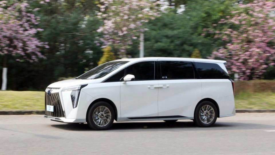 ?“埃尔法”奢华感依旧！配华为车机，一口价仅售24.18万，剑指腾势D9