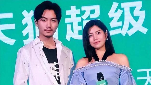 陈妍希离婚后和闺蜜杨丞琳聚会，穿黑色外套，额头微蹙似心情不佳