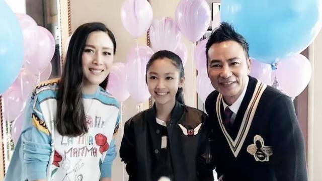 香港知名艺人活动跌倒，70岁灵活转身动作太帅引热议，曾遇袭入院