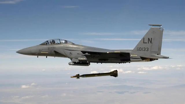 遥遥领先，中国一吨重的钻地弹和美国14吨重的钻地弹威力对比