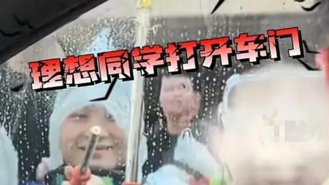 理想汽车在泼水节被围攻，车内秒变泡水车，厂商用户谁之过