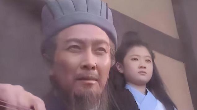 怪不得司马懿会撤兵，城楼上的两个书童，是整场空城计最大的疑点