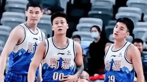 主场被倒数第一掀翻，临场菜到令人发指！土豪疆不断给刘炜交学费