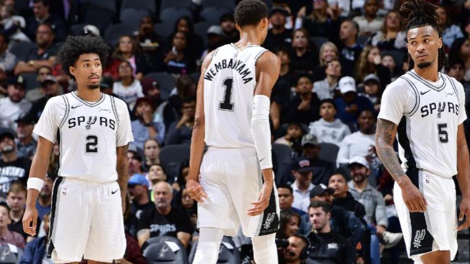 文班亚马27+18+6统治赛场，马刺五连胜创纪录，多重王座触手可及