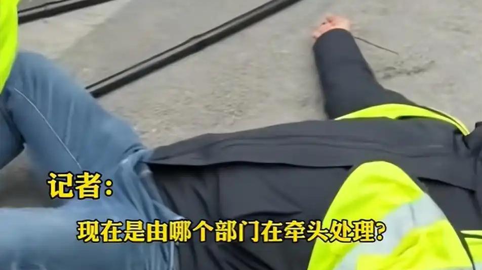 仅120秒！45岁家长倒在护学岗，一句“自愿”寒透心，不是要取消，而是要给家长兜底！