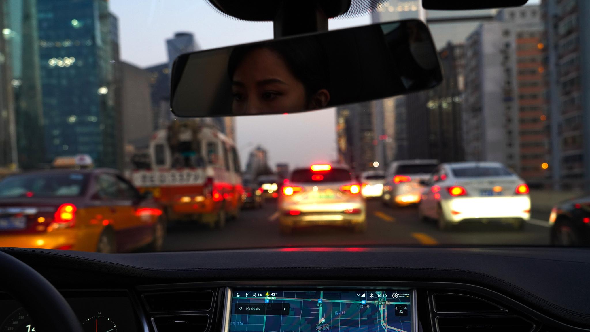 百万像素智慧大灯竟是投影仪？享界S9灯光黑科技全揭秘