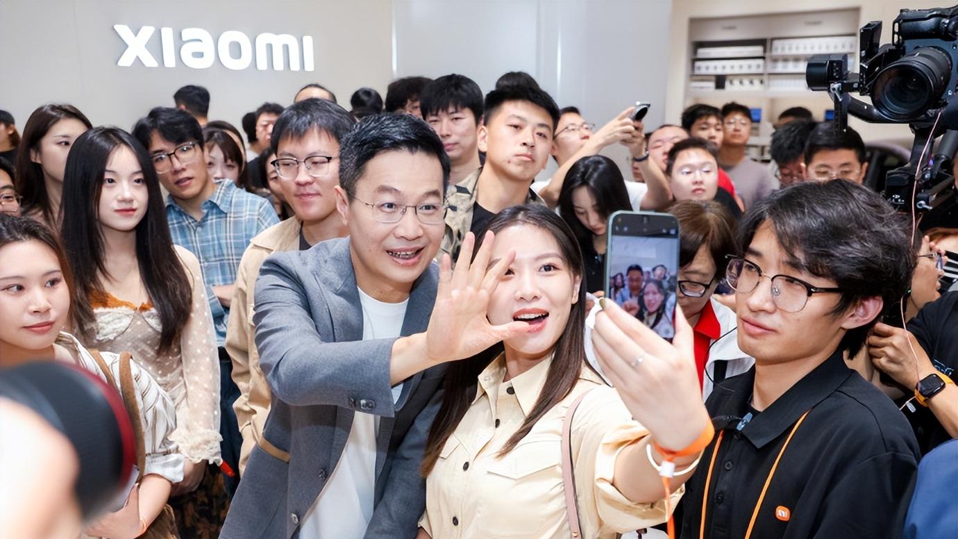 雷军出奇制胜，小米17系列销量第一名，比友商旗舰相加多两倍