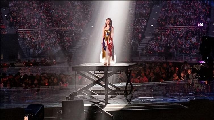 张靓颖演唱会西安站摔下两米高舞台 惊险插曲张靓颖的膝盖触地