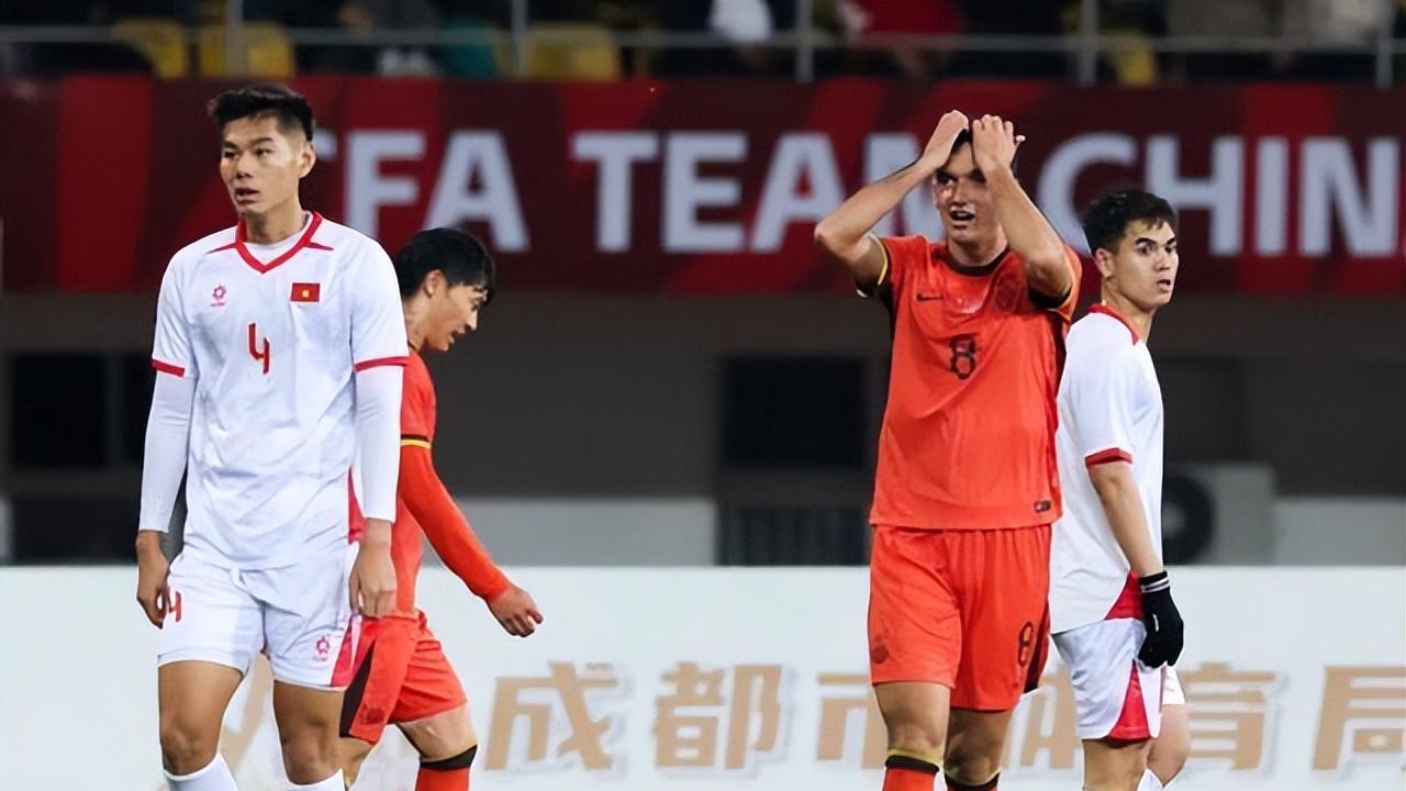 拔下角旗杆解围踢空气，U22国足辣眼到没法看！中国足球后继乏力