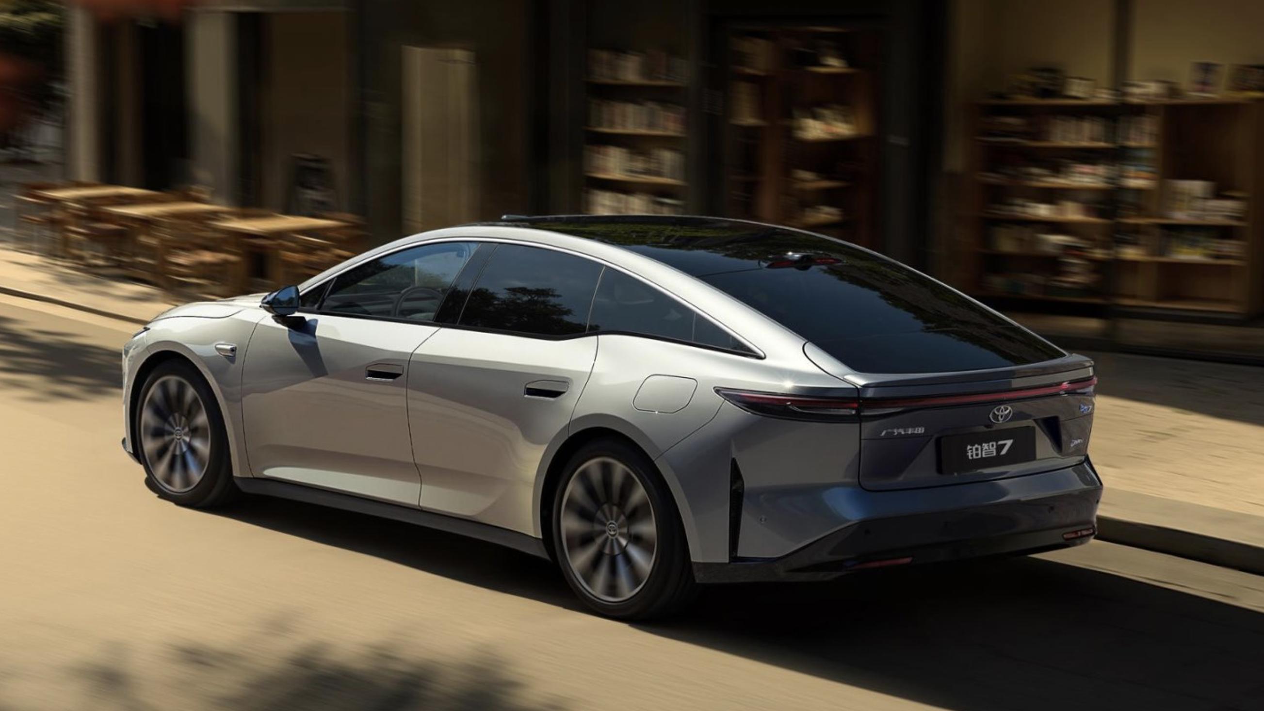 丰田品质+华为科技！这款纯电轿车凭啥敢称20万级新标杆？