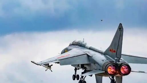 歼-20化身东海劳模，紧急升空迎战外军，鏖战数轮持续压制对手