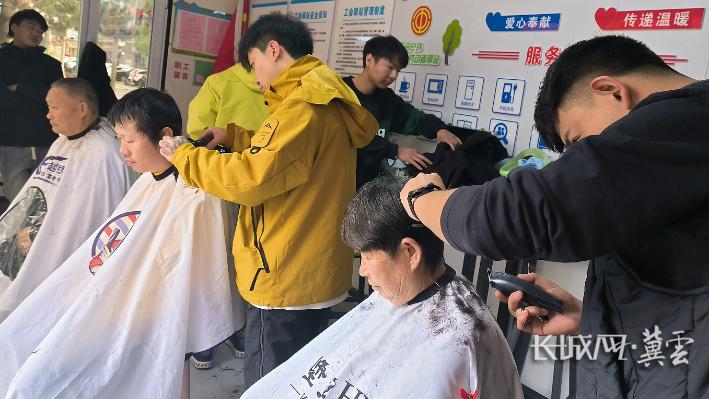 保定涞源县开展关爱户外劳动者义剪活动