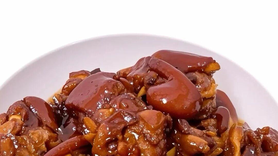 三道菜撑起一桌宴：香菜拌肥牛、板栗排骨、红烧猪蹄的家常秘籍