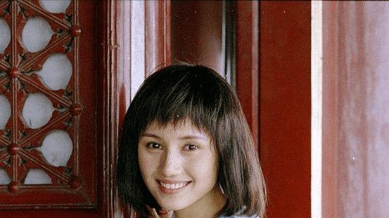 不拍戏就“消失”，47岁的袁泉，已经走上了女演员的另一大道