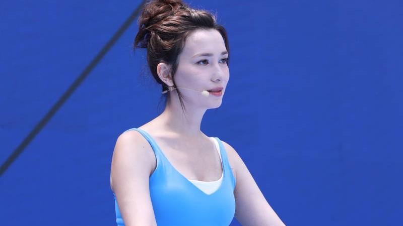 卢靖姗瑜伽服大秀好身材，分享运动解压小妙招，她是一个好女人