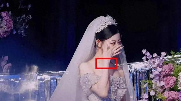 安徽新娘婚礼打40分钟电话，新郎摔捧花离席，后续发展引争议