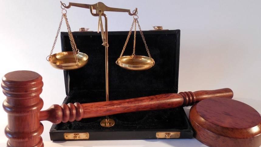 男方动手打小孩，离婚抚养权是归女方吗 ？