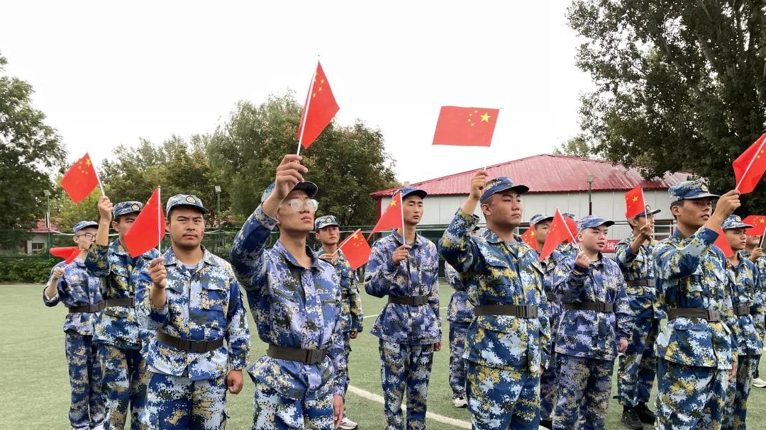 国歌嘹亮，诗诵山河——记迈向阳光国庆爱国主义教育实践