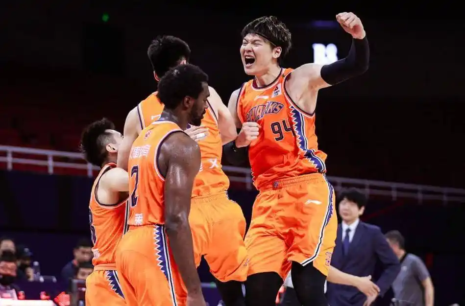 重磅！CBA三冠FMVP加盟上海男篮，与张镇麟、昔日第一中锋冲冠