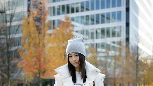 建议女人：羽绒服最好选这3种高级色，时髦洋气，适合25~40岁借鉴