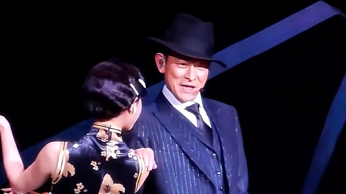 刘德华女儿美到认不出！12岁长发颜值抢镜，眼睛与爸爸如复制粘贴