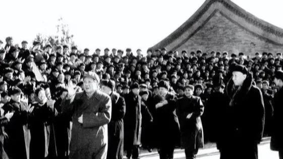 七千人大会上！刘少奇脱稿发言，提到了一位重要的人！掌声不断