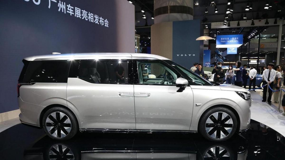 体验沃尔沃EM90，售价81.8万元，豪华MPV卖这个价到底贵不贵？