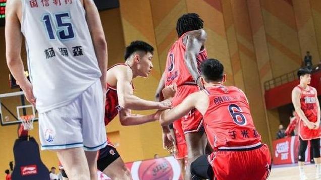 将女友装行李箱带进宿舍？一球员被禁赛